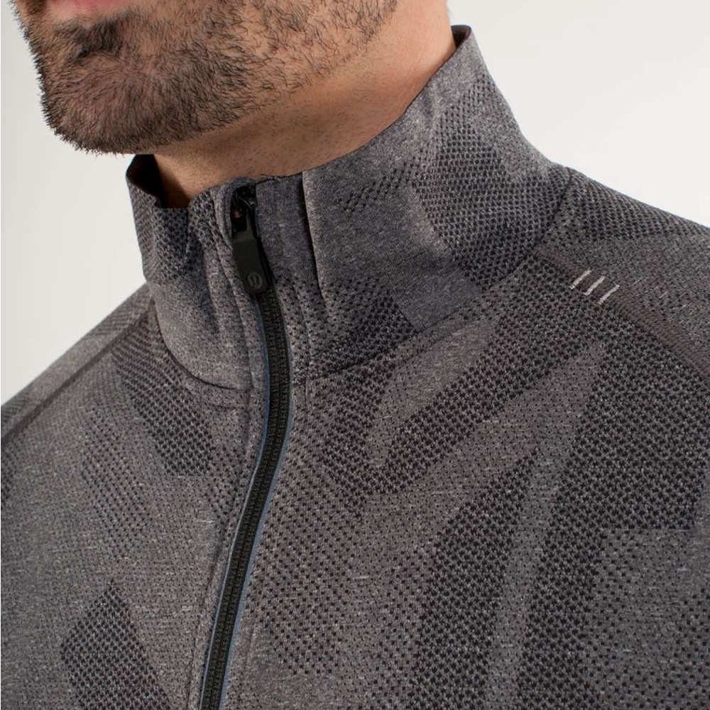 Lululemon Metal Vent Tech Half-Zip in a Camo Black Slate Patten Size Medium - Picture 2 of 12